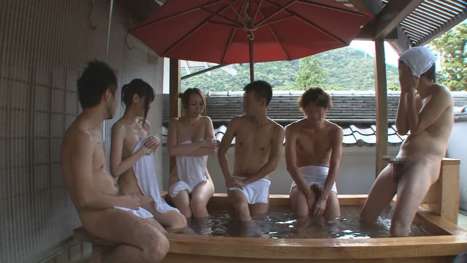 [4229-2557] When I went into the mixed bath, there were two married women on a couple's vacation, so I picked them up by showing them my erect penis and had sex with them. - HeyDouga - 1043861